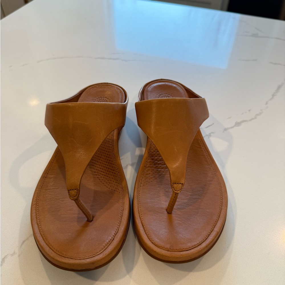 Fitflop - Women’s Tan Leather Thong Sandals - Classic Comfort
